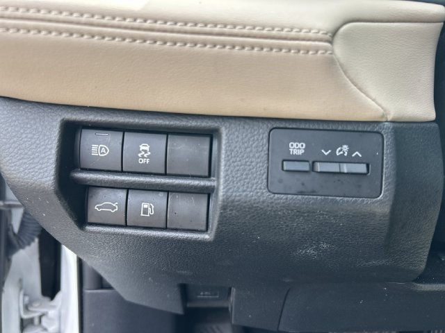 Used 2020 Toyota Avalon XLE w/ Moonroof Package FWD image 19