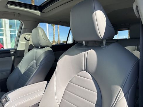 Used 2022 Toyota Highlander XLE image 14
