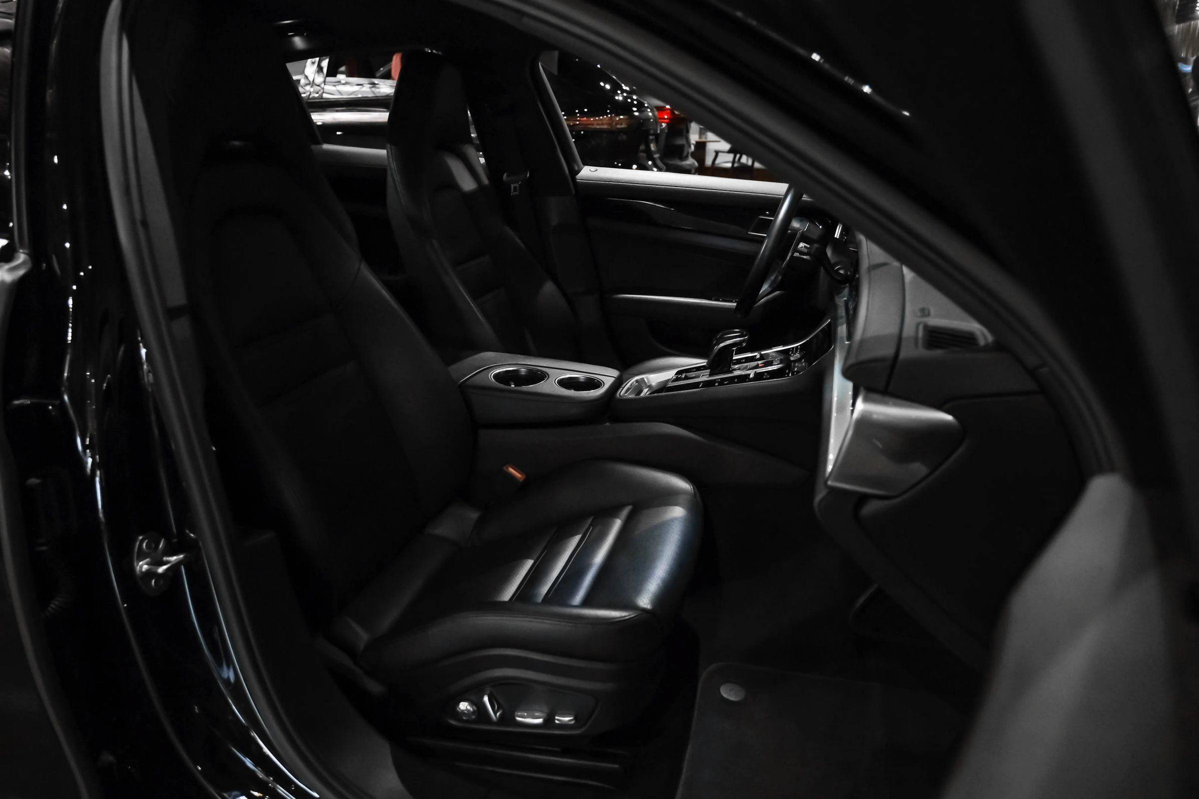 Used 2019 Porsche Panamera 4 AWD/4WD image 32