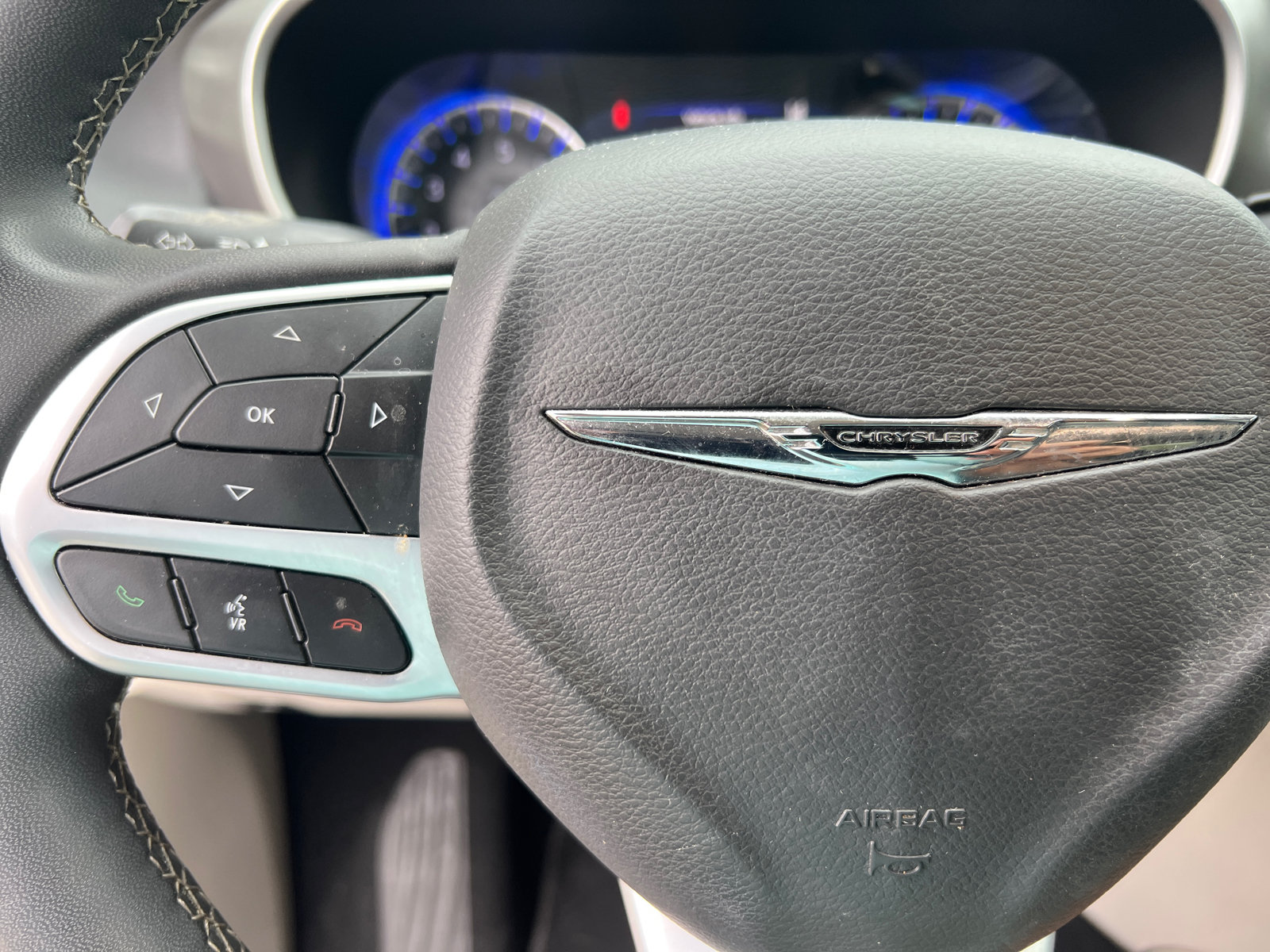 Used 2024 Chrysler Pacifica Touring-L FWD image 31
