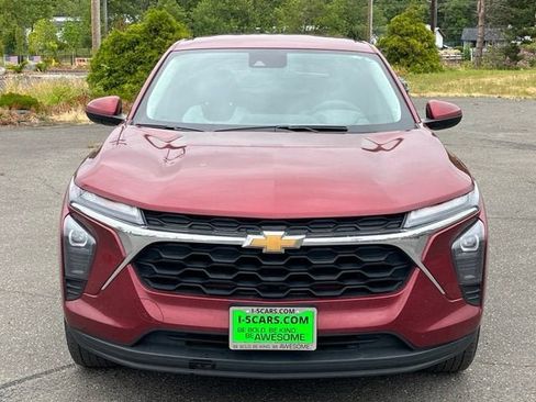 Used 2024 Chevrolet Trax LS w/ LS Convenience Package FWD image 2