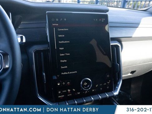 Used 2025 GMC Acadia Elevation image 8