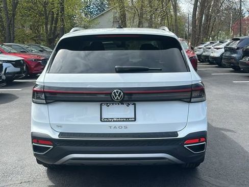 Used 2025 Volkswagen Taos SE FWD image 6