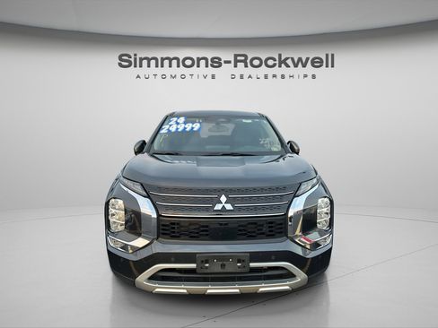 Used 2024 Mitsubishi Outlander SE image 2