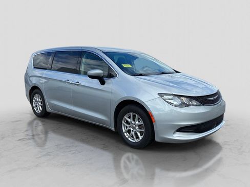 Used 2023 Chrysler Voyager LX FWD image 3