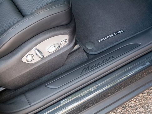 Certified 2026 Porsche Macan AWD/4WD image 27