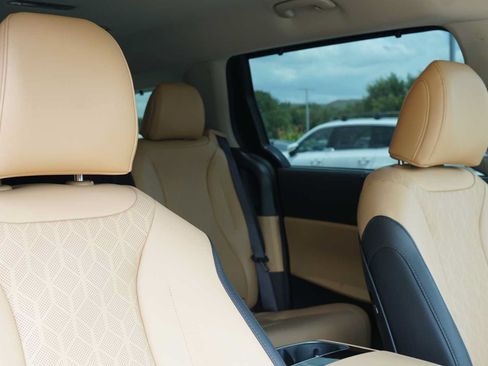 Certified 2023 Kia Carnival EX FWD image 28