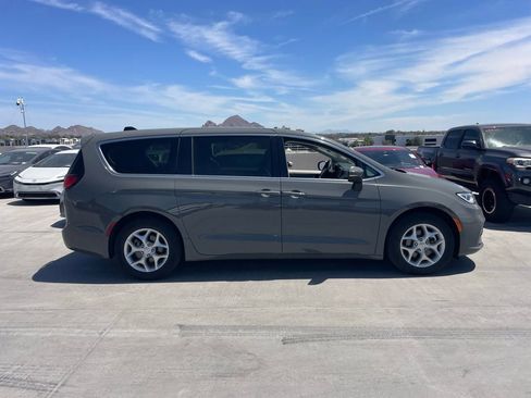 Used 2023 Chrysler Pacifica Touring-L FWD image 3