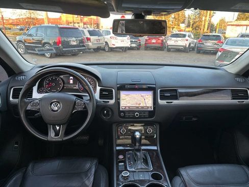 Used 2013 Volkswagen Touareg Sport image 19