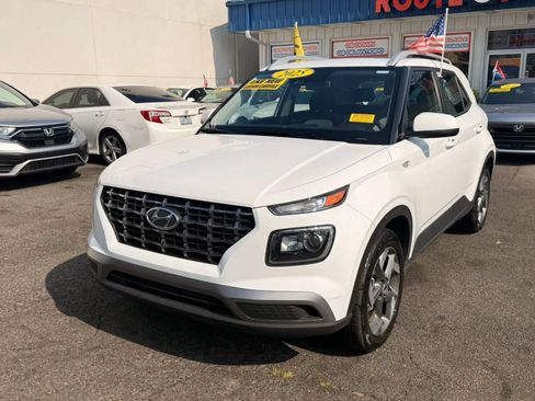 Used 2025 Hyundai Venue SEL FWD image 4
