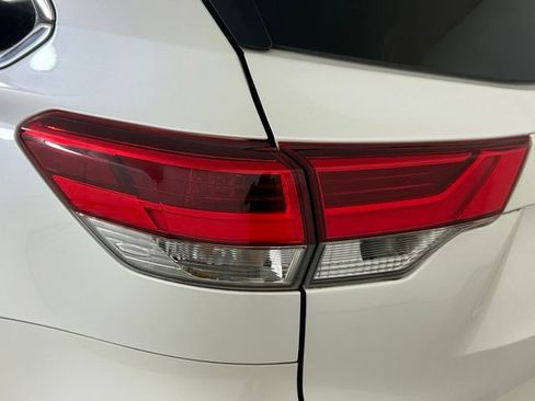 Used 2018 Toyota Highlander Limited FWD image 13