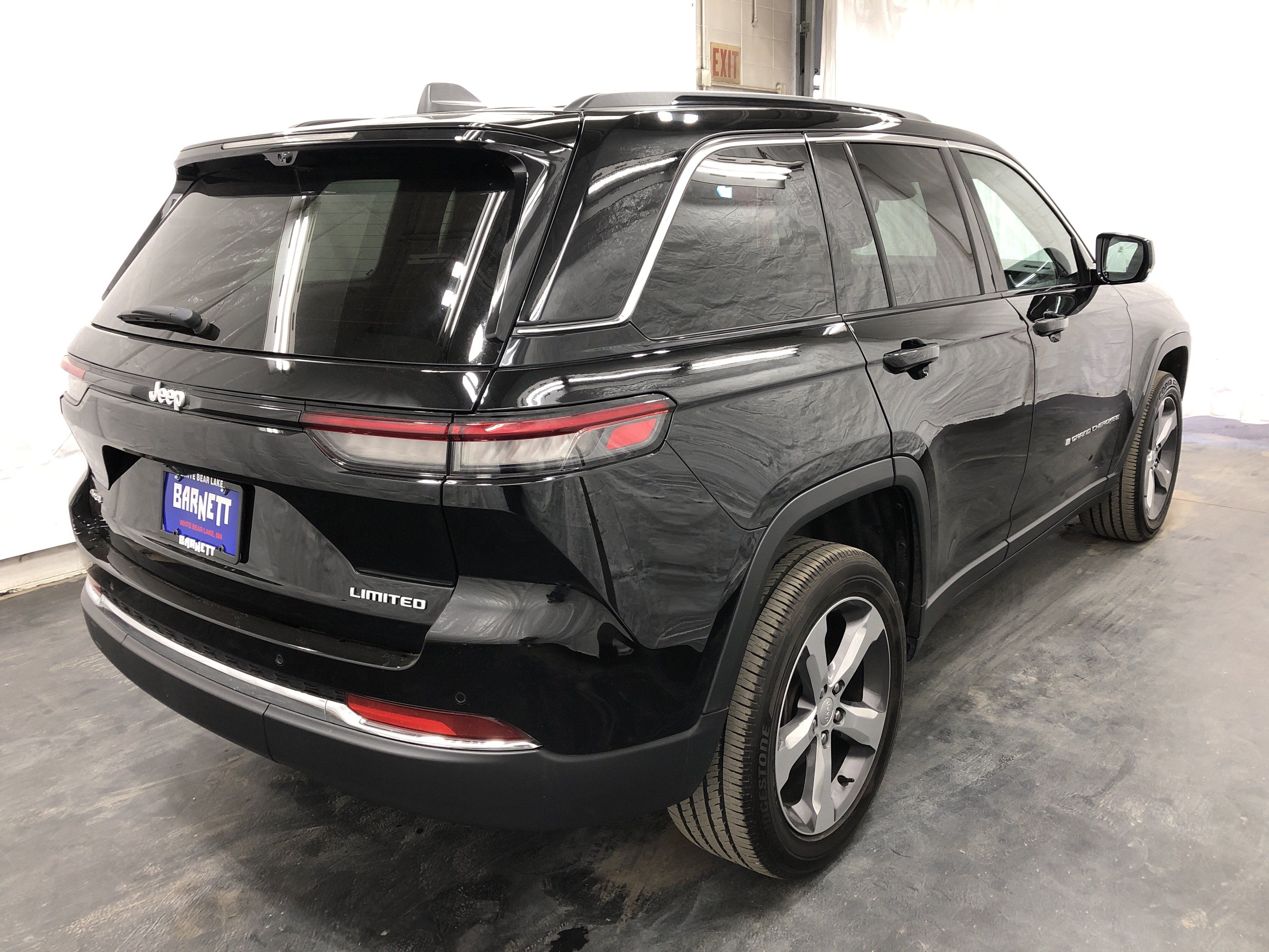 Certified 2025 Jeep Grand Cherokee Limited w/ Luxury Tech Group II AWD/4WD image 5