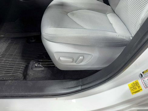 Used 2022 Toyota Highlander LE image 24