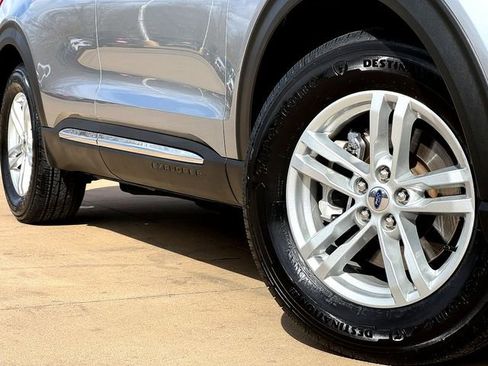 Certified 2022 Ford Explorer XLT image 6