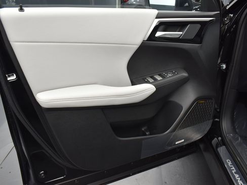 New 2026 Mitsubishi Outlander LE image 9