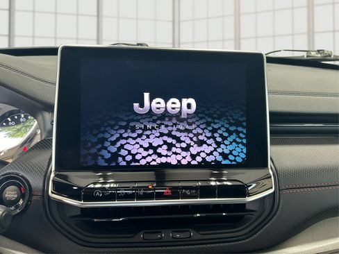 Used 2025 Jeep Compass Trailhawk AWD/4WD image 12
