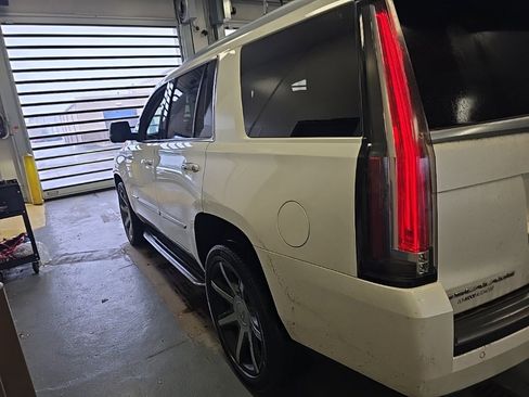 Used 2015 Cadillac Escalade Premium image 3
