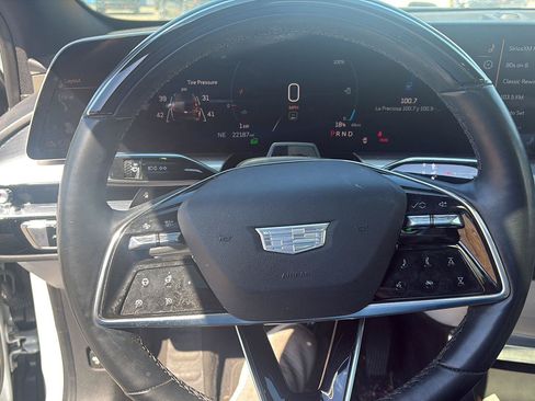Used 2024 Cadillac Lyriq Luxury AWD/4WD image 7