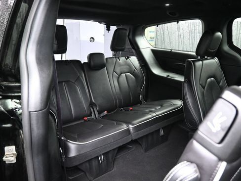 Used 2025 Chrysler Pacifica Limited FWD image 23
