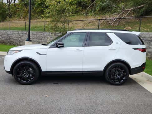 Used 2025 Land Rover Discovery S image 6