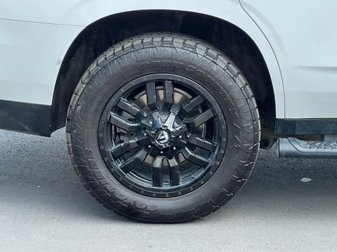 Used 2021 Chevrolet Tahoe Z71 w/ Luxury Package AWD/4WD image 15