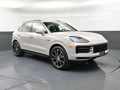 Certified 2026 Porsche Cayenne E-Hybrid AWD/4WD image 10