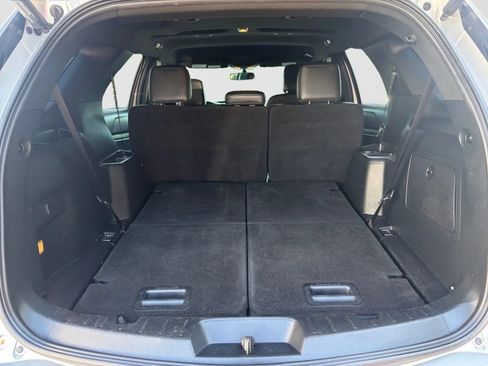 Used 2018 Ford Explorer XLT w/ Equipment Group 202A AWD/4WD image 17