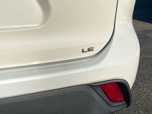 Used 2020 Toyota Highlander LE image 10