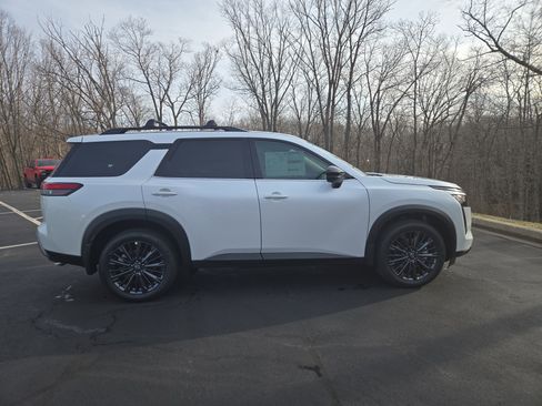 New 2026 Nissan Pathfinder SL image 2