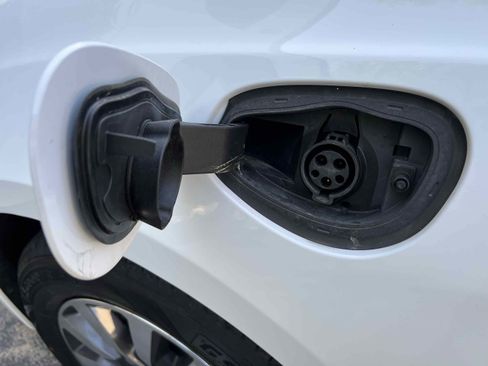 Used 2023 Chrysler Pacifica Touring-L image 12