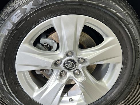 Used 2021 Toyota RAV4 XLE w/ Convenience Package image 14