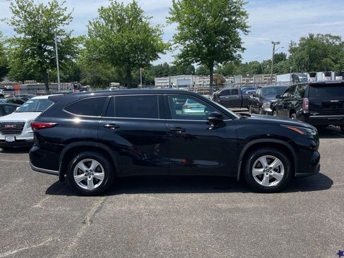 Used 2021 Toyota Highlander LE AWD/4WD image 3