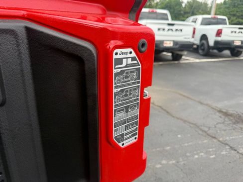 Used 2025 Jeep Wrangler Unlimited Sahara w/ Safety Group AWD/4WD image 51