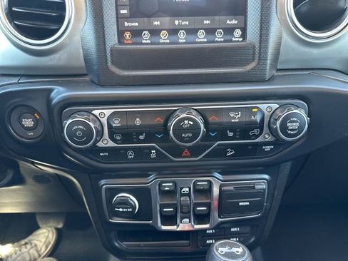 Used 2019 Jeep Wrangler Unlimited Sahara w/ Cold Weather Group AWD/4WD image 34