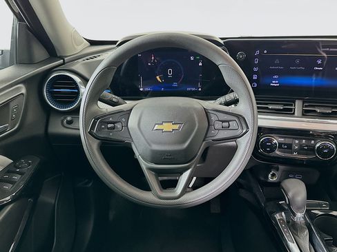 Used 2025 Chevrolet Trax LT image 17