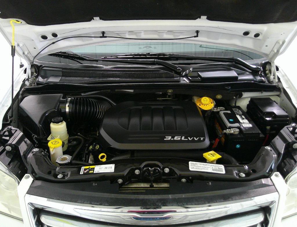 Used 2014 Chrysler Town & Country Touring FWD image 46