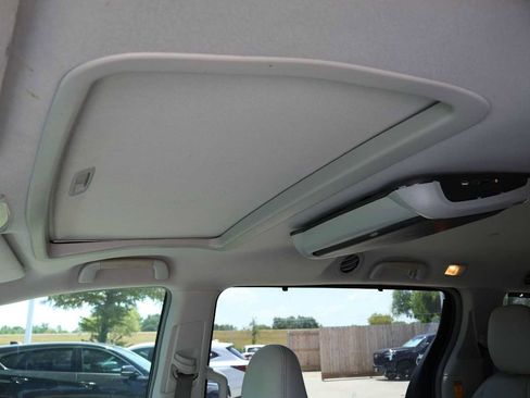 Used 2014 Toyota Sienna XLE FWD image 28