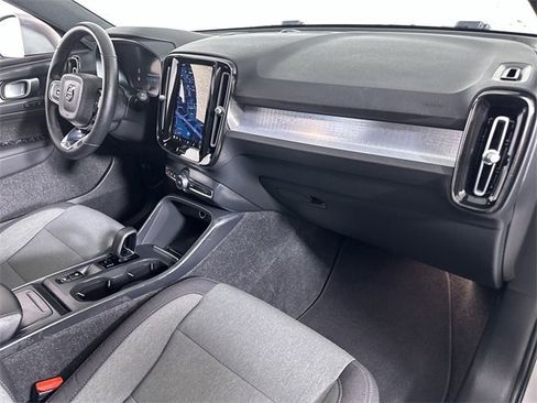 Used 2023 Volvo XC40 B5 Core image 30