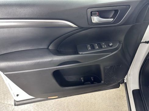Used 2019 Toyota Highlander SE image 22