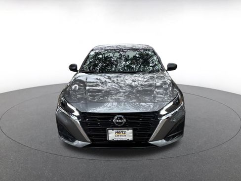 Used 2025 Nissan Altima 2.5 SV FWD image 2