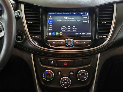 Used 2019 Chevrolet Trax LT w/ LT Convenience Package image 25