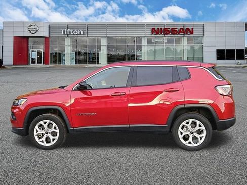Used 2025 Jeep Compass Latitude AWD/4WD image 7