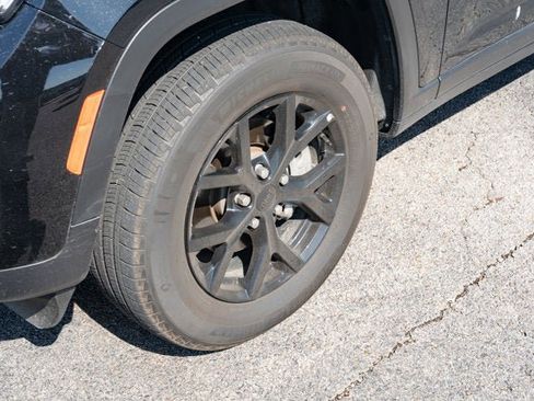 Certified 2025 Jeep Grand Cherokee Altitude AWD/4WD image 9