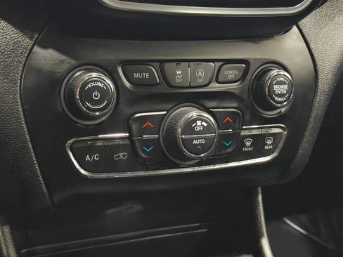 Used 2020 Jeep Cherokee Limited image 8