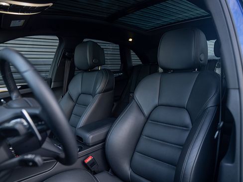 Certified 2025 Porsche Macan image 5