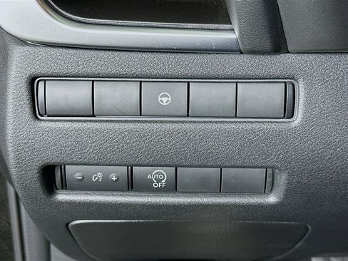 Used 2023 Nissan Rogue SV image 16