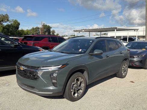 Used 2025 Chevrolet Trax LT FWD image 3