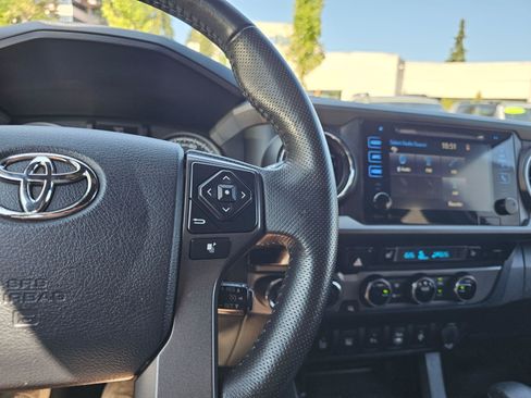 Used 2017 Toyota Tacoma TRD Off-Road w/ Premium & Technology Package AWD/4WD image 34