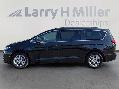 Used 2022 Chrysler Pacifica Touring-L image 2