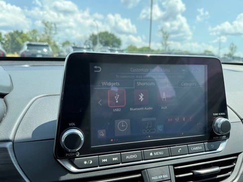 Used 2025 Nissan Altima 2.5 SV FWD image 15